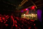 Orkiestra Straży Granicznej podczas koncertu, na scenie MCK Sokół; widok na salę i scenę\