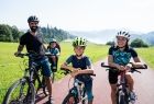 Zdjęcie prezentuje rodziną na rowerach na trasie rowerowej VeloDunajec