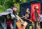 Widok na grupę rekonstrukcyjną w rycerskim rynsztunku.