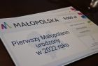 czek na 5 tysięcy złotych dla pierwszego Małopolanina urodzonego w 2022 roku 