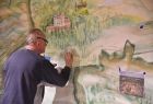 Malarz w trakcie prac nad malowidłem ściennym w Muzeum Ziemi Wiśnickiej.