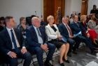 Iwona Gibas z zarządu województwa, dyrektor departamentu kultury Monika Gubała, wiceprzewodniczący sejmiku województwa Jan Piczura oraz wicewojewoda Ryszard Pagacz siedzący obok siebie w pierwszym rzędzie