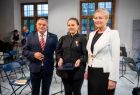 Kobieta uhonorowana odznaczeniem oraz Iwona Gibas z zarządu województwa i wiceprzewodniczący sejmiku województwa Jan Piczura