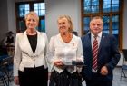 Kobieta uhonorowana odznaczeniem oraz Iwona Gibas z zarządu województwa i wiceprzewodniczący sejmiku województwa Jan Piczura