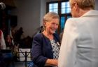 Iwona Gibas z zarządu województwa wręczająca wyróżnienie