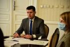 wicemarszałek Łukasz Smółka siedzi przy stole