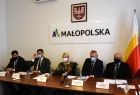 Uczestnicy konferencji prasowej na tle ściany z napisem "Małopolska"