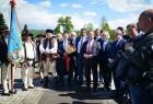 Goście uroczystości w Pcimiu stoją w rzędzie