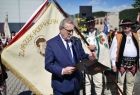 Wicepremier Piotr Gliński odczytuje list