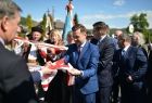 Przecięcie wstęgi wokół pomnika