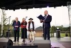Radny województwa Robert Bylica odczytuje list Iwony Gibas z zarządu województwa