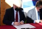 Podpisanie umowy przez wicemarszałka województwa.