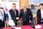 Uścisk dłoni Marszałka Witolda Kozłowskiego i burmistrza Stanisława Kuropatwy