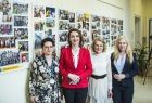 Marta Malec-Lech zarządu województwa stoi wraz innymi kobietami.