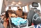 Wnętrze samochodu, grupy Krynickiej GOPR, widok na nosze oraz sprzęt wykorzystywany przy akcja ratunkowych. 