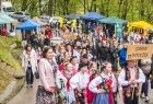 Uczestnicy obchodów w Łącku w drodze na miejsce wydarzenia