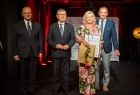 od lewej stoją starosta tatrzański Piotr Bąk Marszałek Małopolski, laureatka Marki Tatrzańskiej oraz Edward Tybor przewodniczący Jury