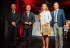 od lewej stoją starosta tatrzański Piotr Bąk Marszałek Małopolski, laureatka Marki Tatrzańskiej oraz Edward Tybor przewodniczący Jury