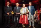 od lewej stoją starosta tatrzański Piotr Bąk Marszałek Małopolski, laureatka Marki Tatrzańskiej oraz Edward Tybor przewodniczący Jury