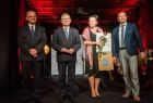 od lewej stoją starosta tatrzański Piotr Bąk Marszałek Małopolski, laureatka Marki Tatrzańskiej oraz Edward Tybor przewodniczący Jury