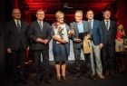 Widok na stojących obok siebie od lewej starosta tatrzański Piotr Bąk, Marszałek Małopolski Witold Kozłowski laureatka i inni goście