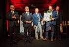 Widok na stojących obok siebie od lewej starosta tatrzański Piotr Bąk, Marszałek Małopolski Witold Kozłowski, Edward Tybor przewodniczący jury laureatka i inni goście