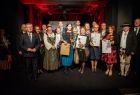 Wspólne zdjęcie: stoi marszałek, starosta, wiceprzewodniczący Sejmiku i wszyscy nagrodzeni trzymający w rękach nagrody i kwiaty