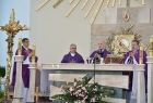 ołtarz i kapłani sprawujący mszę żałobną