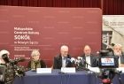 Od prawej na zdjęciu Dyrektor CK Sokół w Nowym Sączu Andrzej Zarych, dyrektor skansenu w Nowym Sączu Robert Ślusarek, prof. dr. Jan Święch, Maria Brylak - Załuska, Magdalena Kroh. W sali sądeckiego Sokoła, na tle czerwonej ściany.