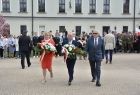 Marta Mordarska składa kwiaty pod pomnikiem Stanisława Małachowskiego