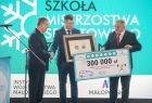 Marszałek Małopolski Witold Kozłowski w trakcie wręczania medalu Polonia Minor oraz symbolicznego czeku. 