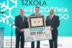 Marszałek Małopolski Witold Kozłowski w trakcie wręczania medalu Polonia Minor, symbolicznego czeku dyrektorowi placówki. 