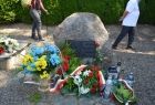 Kwiaty i wstęgi pod pomnikiem w Miejscu Pamięci
