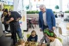 Wicemarszałek Józef Gawron przygląda się warsztatom dla dzieci