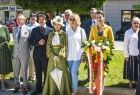 Marta Malec-Lech z zarządu województwa stoi i trzyma wieniec. 