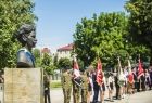 Pomnik Jana Szczepanika przepasany flagą z barwami Tarnowa.