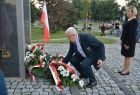 Stanisław Pasoń pochylony pod pomnikiem