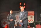 Andrzej Lis i wicewojewoda Ryszard Pagacz stoją na scenie. W tle widać logo Polskiego czerwonego Krzyża. 