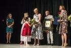 Iwona Gibas otrzymuje kwiaty od małej baletnicy