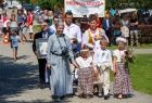 Góralska rodzina ubrana w stroje regionalne podczas uroczystości