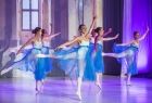 Małe baletnice tańczą w grupie