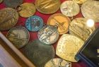 wizyta w domu rodzinnym legendarnego kajakarza gablota z medalami