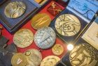 wizyta w domu rodzinnym legendarnego kajakarza gablota z medalami