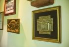 wizyta w domu rodzinnym kajakarza widok na wiszące pamiątkowe odznaczenia na ścianie 