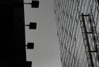 Fotografia czarno - biała autorstwa Eryka Tohla, przedstawiająca szklane wieżowce