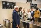 Wicemarszałek Józef Gawron ogląda w towarzystwie pracowników szkoły nową pracownię gastronomiczną. Na ścianie plansza z napisem Rozbiór półtuszy wołowej.