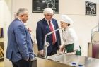 Wicemarszałek Józef Gawron rozmawia z kucharką w towarzystwie mężczyzn.