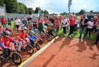 Iwona Gibas macha biało-czarną flagą, w roli startera Kids Race