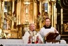 Abp Marek Jędraszewski przy stole eucharystycznym.