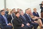 W pierwszym rzędzie siedzą: europoseł Beata Szydło, wicepremier Piotr Gliński, minister Piotr Ćwik, Iwona Gibas z Zarządu Województwa Małopolskiego oraz dyrektor otwieranego Muzeum Pamięci Mieszkańców Ziemi Oświęcimskiej Dorota Mleczko 